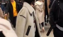 网红青蛙看别人亲吻吃瓜,揭秘亲吻背后的“吃瓜”真相